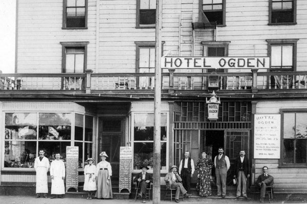 People in front of the Hotel Ogden